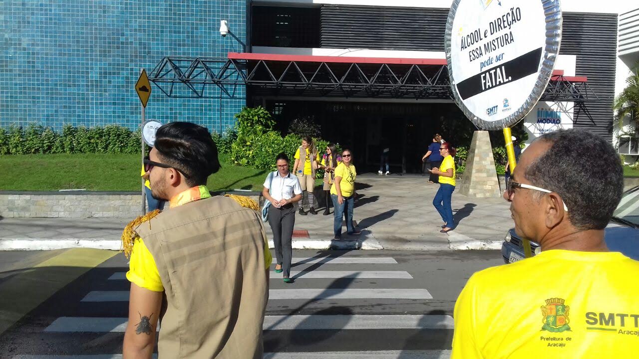 Ação educativa conscientiza estudantes e condutores no Inácio Barbosa - SMTT Aracaju